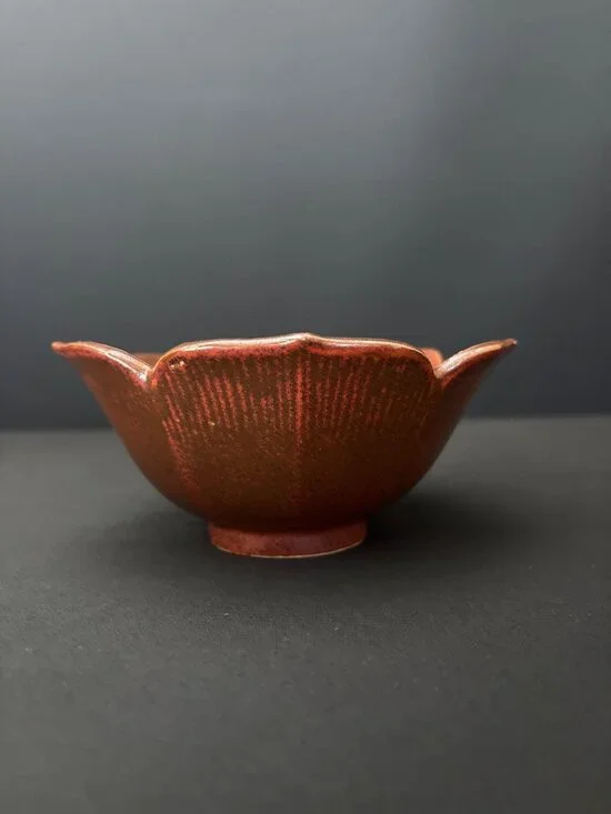 Two-Tone Flower Shaped Bowl Glossy Reddish Brown Glaze Scalloped Rim Ribbed 6" - Picture 3 of 9